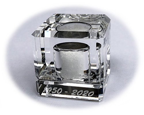 クリスタルのお墓にどの様にして遺灰を入れているのですか？