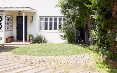 骨壷のまま自宅で供養しても法的に問題ありませんか？